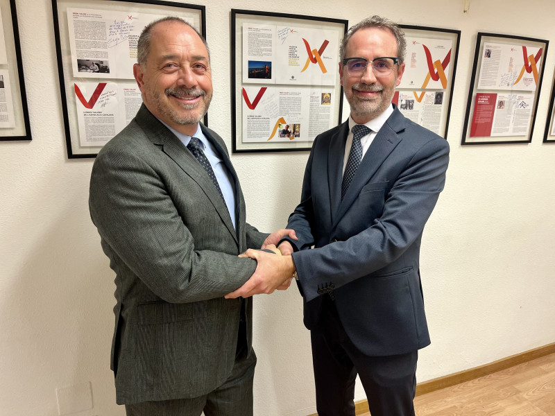 D’esquerra a dreta, el president sortint, Joan Martínez, amb el president entrant, Rogeli Montoliu, després del ple celebrat ahir al vespre a la seu del Consell, a Barcelona   