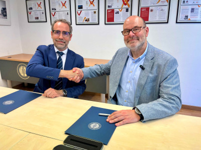 Signatura del conveni, que ha tingut lloc aquesta setmana, per part del president del Consell de l’Advocacia, Rogeli Montoliu, i el president de Plataforma per la Llengua, Òscar Escuder 